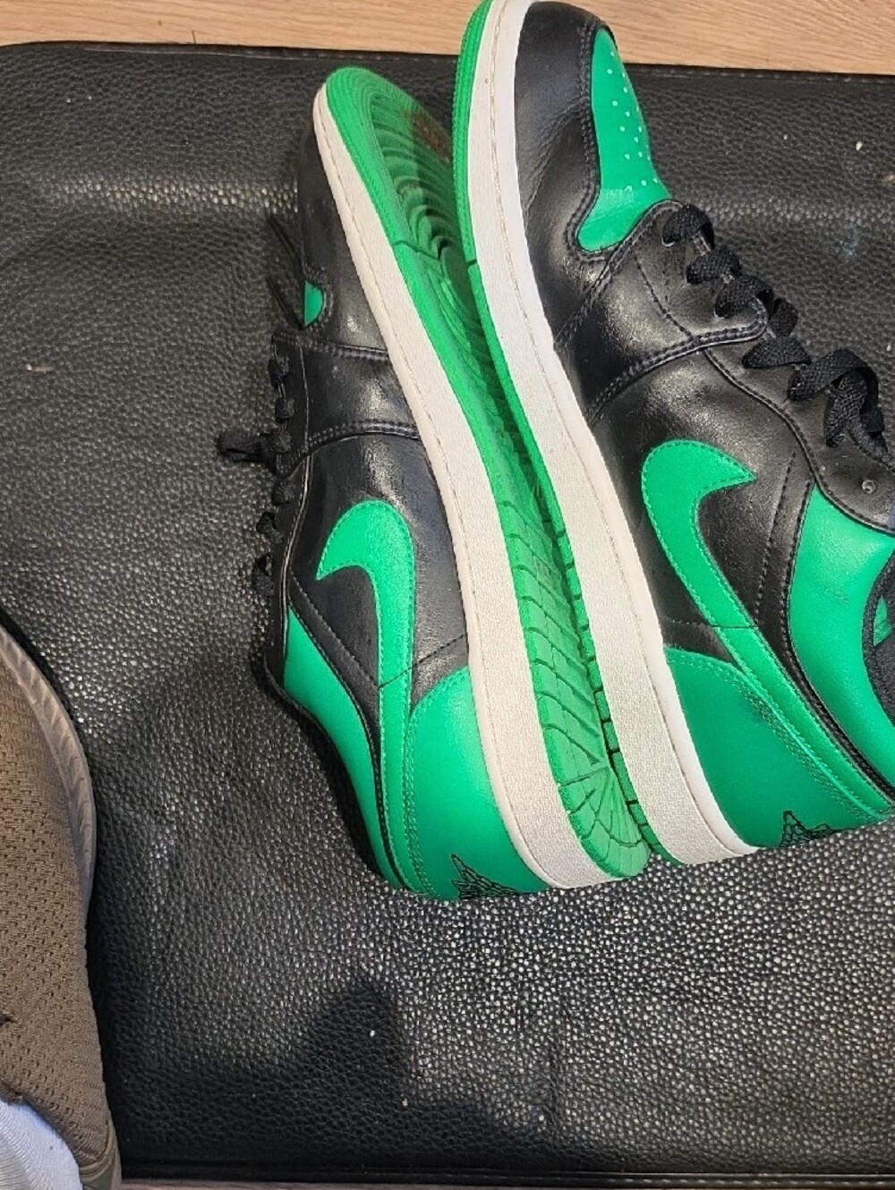 Nike Air Jordan 1 Low Green & Black - Picture 2 of 3
